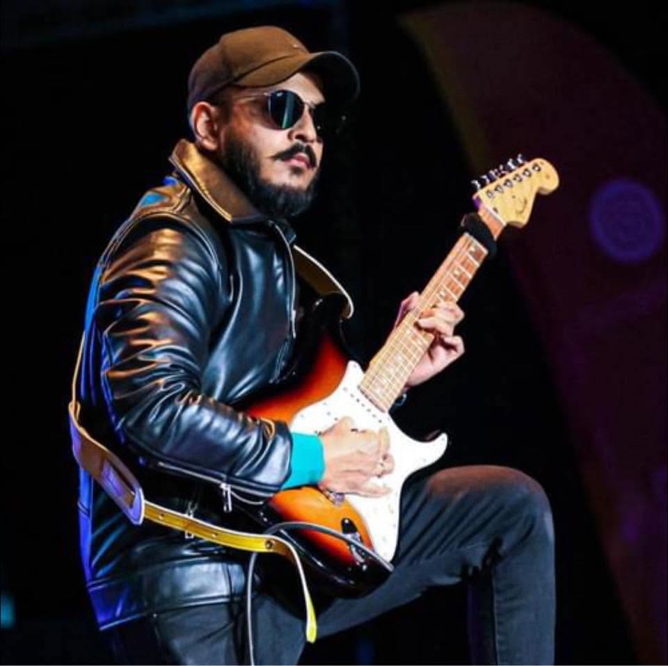 Samrat Ghosh, grundare av Foxtro Music Academy, uppträder på scen